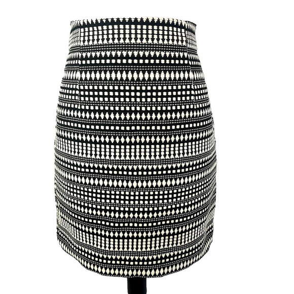 Chelsea & Theodore Skirt size 8 Black Ivory Tweed Straight Above Knee Casual - Picture 1 of 10